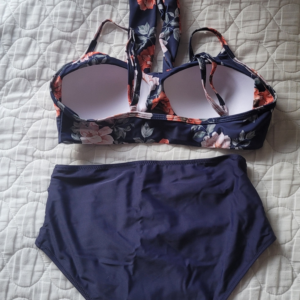 Bikini - Picture 2 of 3